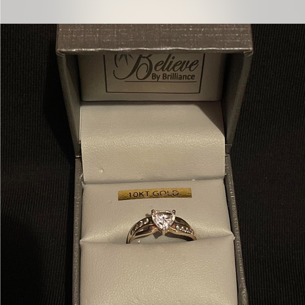 Sz7 10k Gold heart ring w Sim diamonds